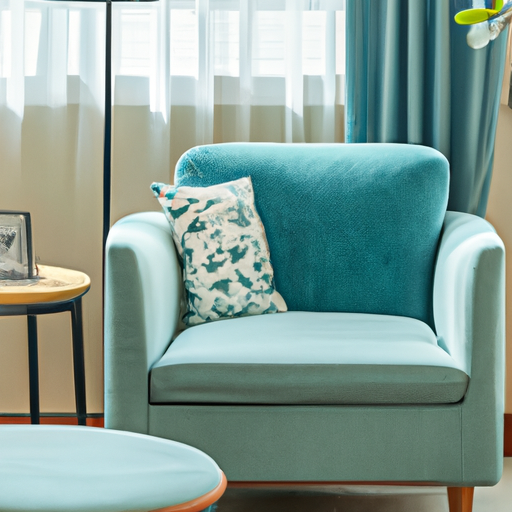 צילום של כורסא נוחה עם כרית ירוקה בוהקת יושבת בסלון עם ספה לבנה ושטיח כחול.