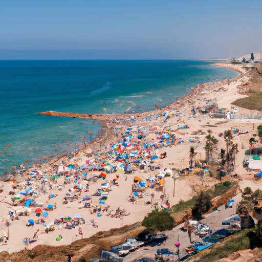 1. תמונה תוססת של מקומיים ותיירים נהנים מהחוף שטוף השמש בחיפה במהלך הקיץ.
